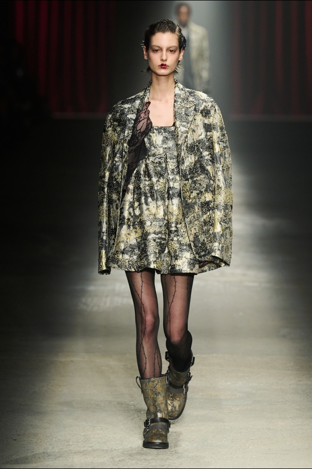 مجموعة Antonio Marras لخريف وشتاء 2025: عمل مسرحي تاريخي يعود إلى الحياة من خلال التصاميم (فيديو)