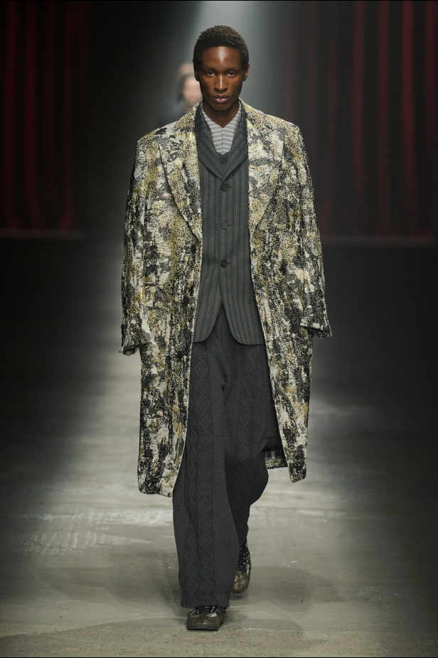 مجموعة Antonio Marras لخريف وشتاء 2025: عمل مسرحي تاريخي يعود إلى الحياة من خلال التصاميم (فيديو)