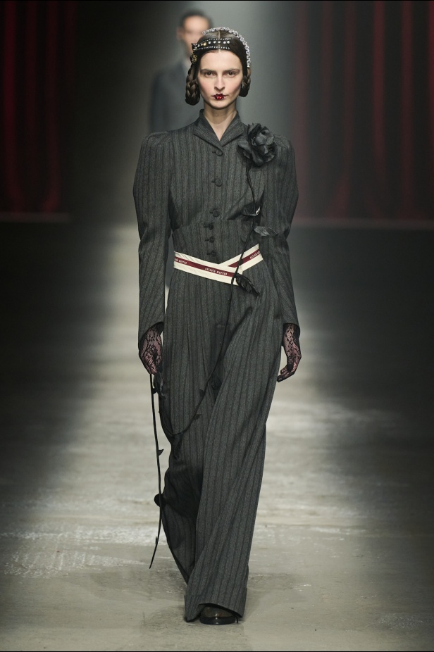 مجموعة Antonio Marras لخريف وشتاء 2025: عمل مسرحي تاريخي يعود إلى الحياة من خلال التصاميم (فيديو)