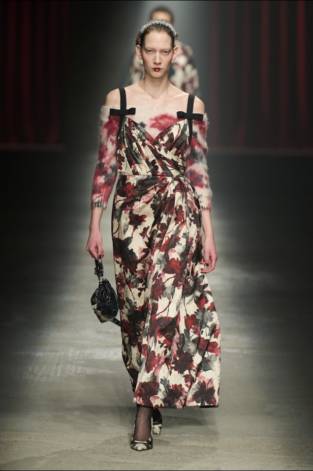 مجموعة Antonio Marras لخريف وشتاء 2025: عمل مسرحي تاريخي يعود إلى الحياة من خلال التصاميم (فيديو)