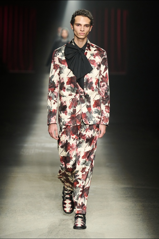 مجموعة Antonio Marras لخريف وشتاء 2025: عمل مسرحي تاريخي يعود إلى الحياة من خلال التصاميم (فيديو)