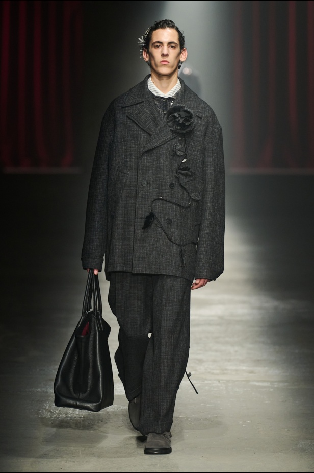 مجموعة Antonio Marras لخريف وشتاء 2025: عمل مسرحي تاريخي يعود إلى الحياة من خلال التصاميم (فيديو)