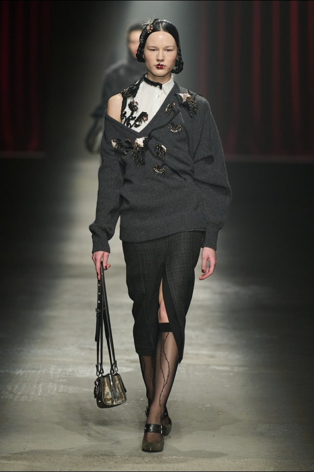 مجموعة Antonio Marras لخريف وشتاء 2025: عمل مسرحي تاريخي يعود إلى الحياة من خلال التصاميم (فيديو)