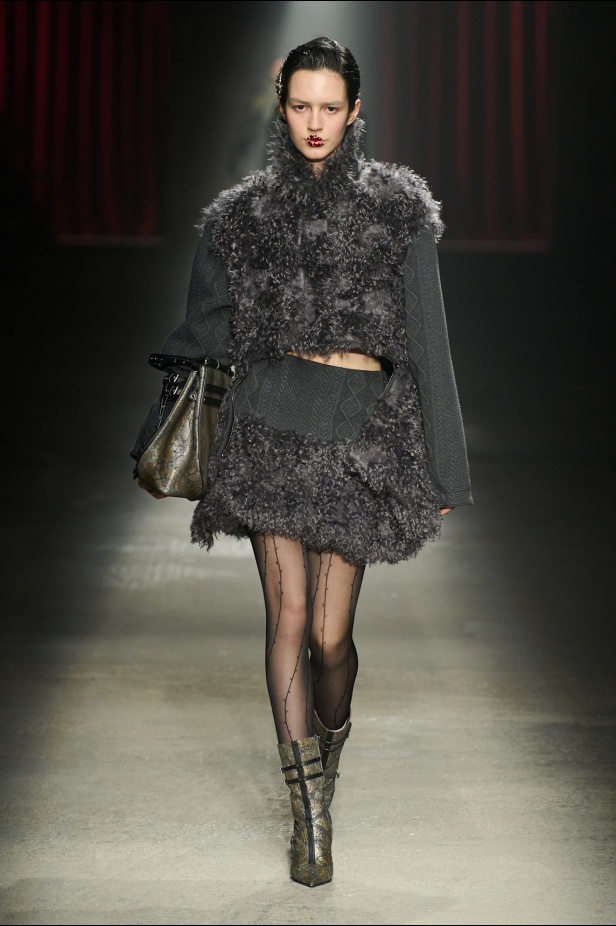 مجموعة Antonio Marras لخريف وشتاء 2025: عمل مسرحي تاريخي يعود إلى الحياة من خلال التصاميم (فيديو)