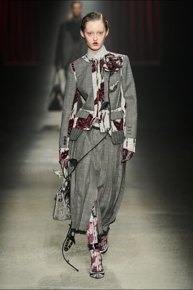 مجموعة Antonio Marras لخريف وشتاء 2025: عمل مسرحي تاريخي يعود إلى الحياة من خلال التصاميم (فيديو)