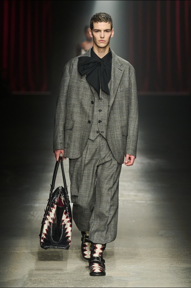 مجموعة Antonio Marras لخريف وشتاء 2025: عمل مسرحي تاريخي يعود إلى الحياة من خلال التصاميم (فيديو)