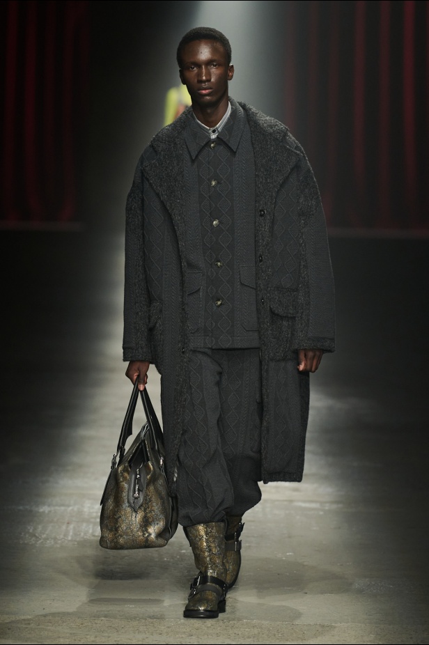 مجموعة Antonio Marras لخريف وشتاء 2025: عمل مسرحي تاريخي يعود إلى الحياة من خلال التصاميم (فيديو)