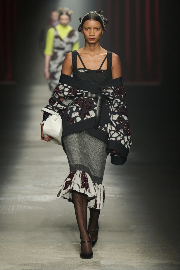 مجموعة Antonio Marras لخريف وشتاء 2025: عمل مسرحي تاريخي يعود إلى الحياة من خلال التصاميم (فيديو)