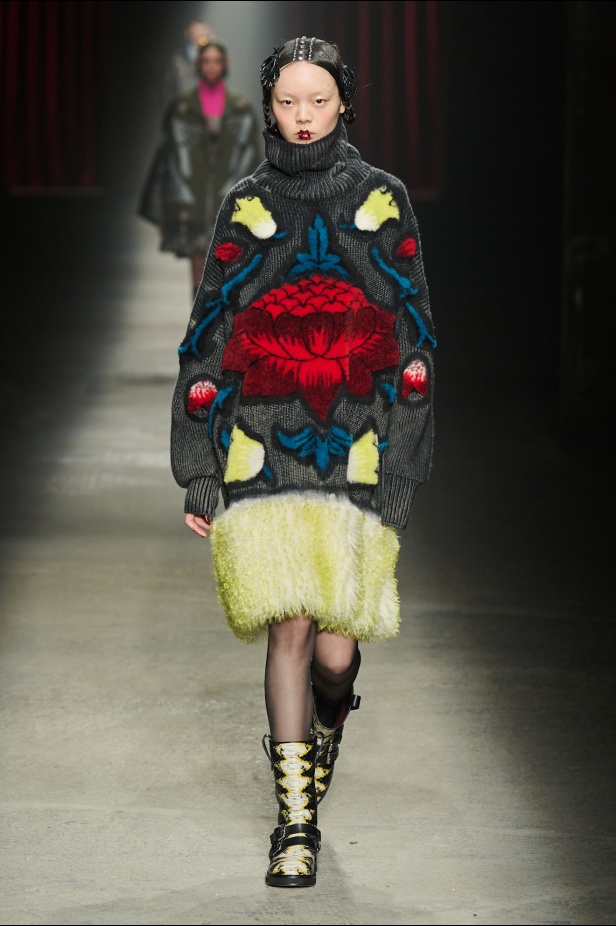 مجموعة Antonio Marras لخريف وشتاء 2025: عمل مسرحي تاريخي يعود إلى الحياة من خلال التصاميم (فيديو)