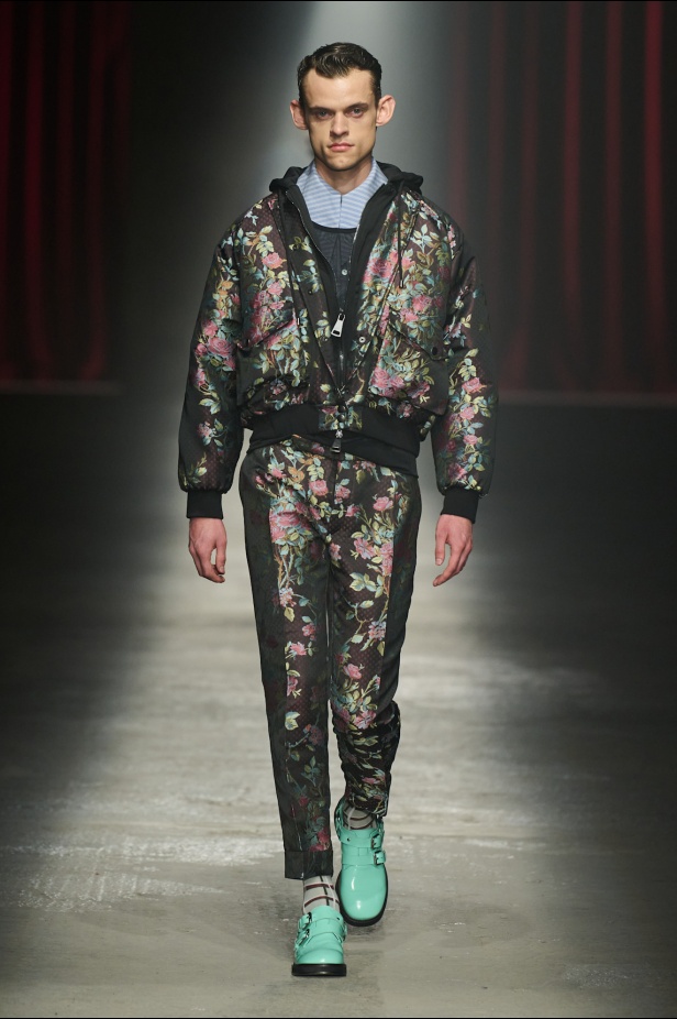 مجموعة Antonio Marras لخريف وشتاء 2025: عمل مسرحي تاريخي يعود إلى الحياة من خلال التصاميم (فيديو)