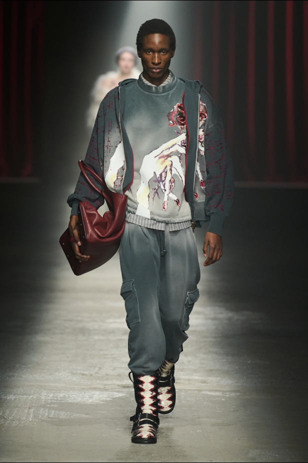 مجموعة Antonio Marras لخريف وشتاء 2025: عمل مسرحي تاريخي يعود إلى الحياة من خلال التصاميم (فيديو)