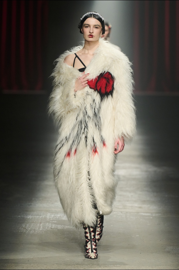 مجموعة Antonio Marras لخريف وشتاء 2025: عمل مسرحي تاريخي يعود إلى الحياة من خلال التصاميم (فيديو)