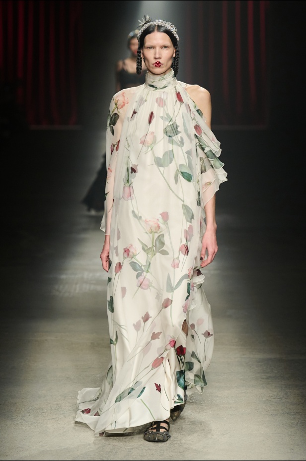 مجموعة Antonio Marras لخريف وشتاء 2025: عمل مسرحي تاريخي يعود إلى الحياة من خلال التصاميم (فيديو)