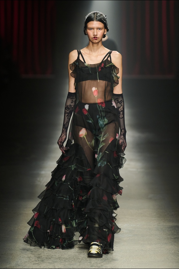 مجموعة Antonio Marras لخريف وشتاء 2025: عمل مسرحي تاريخي يعود إلى الحياة من خلال التصاميم (فيديو)