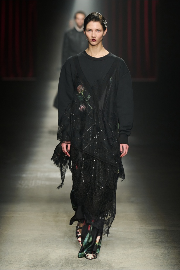 مجموعة Antonio Marras لخريف وشتاء 2025: عمل مسرحي تاريخي يعود إلى الحياة من خلال التصاميم (فيديو)