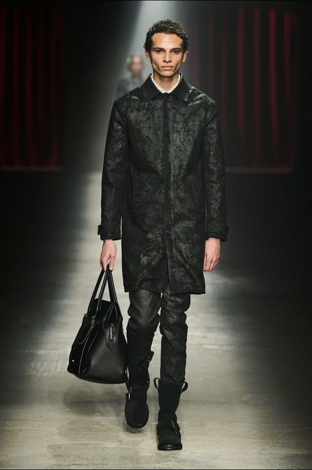 مجموعة Antonio Marras لخريف وشتاء 2025: عمل مسرحي تاريخي يعود إلى الحياة من خلال التصاميم (فيديو)