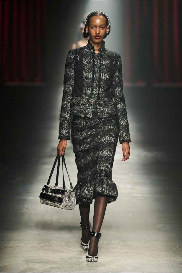 مجموعة Antonio Marras لخريف وشتاء 2025: عمل مسرحي تاريخي يعود إلى الحياة من خلال التصاميم (فيديو)