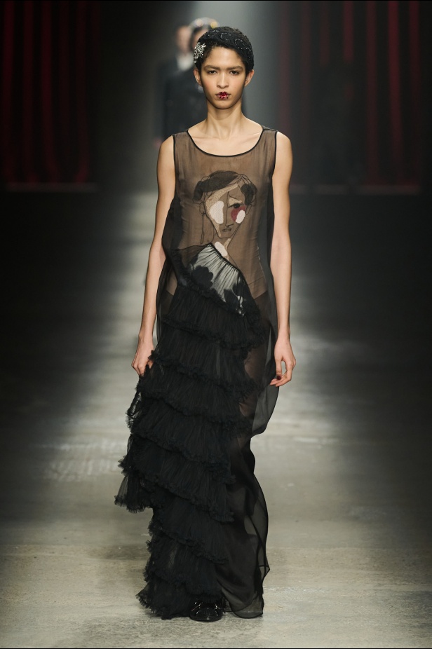 مجموعة Antonio Marras لخريف وشتاء 2025: عمل مسرحي تاريخي يعود إلى الحياة من خلال التصاميم (فيديو)