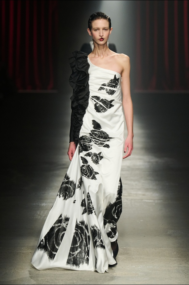 مجموعة Antonio Marras لخريف وشتاء 2025: عمل مسرحي تاريخي يعود إلى الحياة من خلال التصاميم (فيديو)