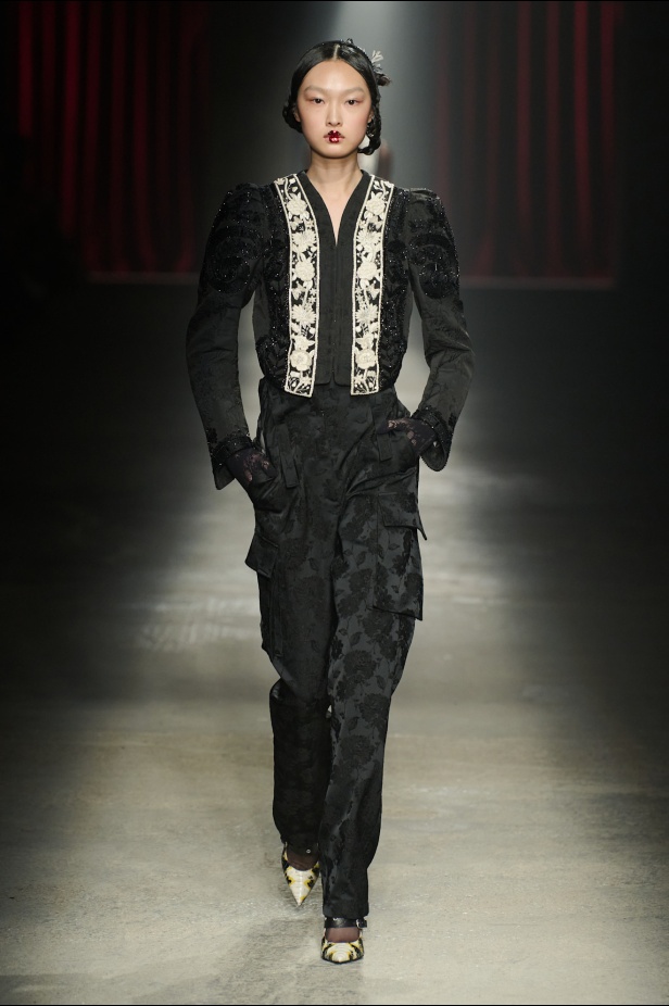 مجموعة Antonio Marras لخريف وشتاء 2025: عمل مسرحي تاريخي يعود إلى الحياة من خلال التصاميم (فيديو)