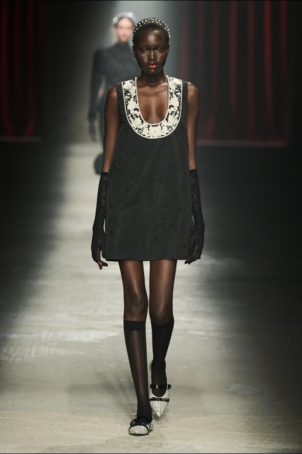 مجموعة Antonio Marras لخريف وشتاء 2025: عمل مسرحي تاريخي يعود إلى الحياة من خلال التصاميم (فيديو)