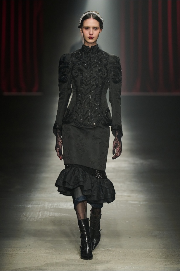 مجموعة Antonio Marras لخريف وشتاء 2025: عمل مسرحي تاريخي يعود إلى الحياة من خلال التصاميم (فيديو)