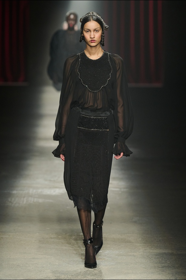 مجموعة Antonio Marras لخريف وشتاء 2025: عمل مسرحي تاريخي يعود إلى الحياة من خلال التصاميم (فيديو)