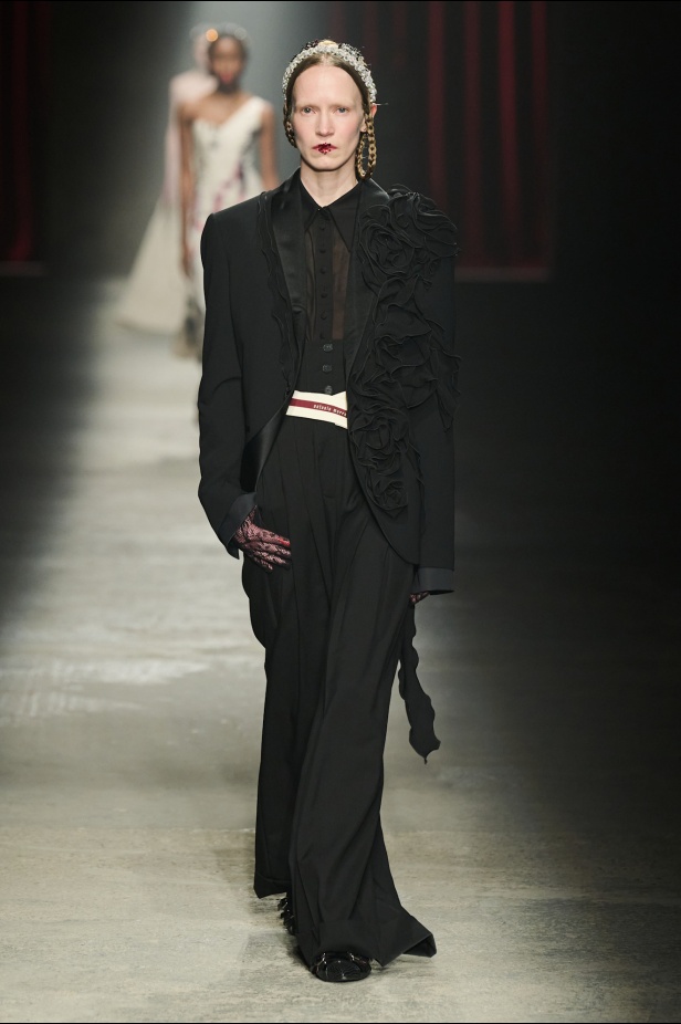 مجموعة Antonio Marras لخريف وشتاء 2025: عمل مسرحي تاريخي يعود إلى الحياة من خلال التصاميم (فيديو)