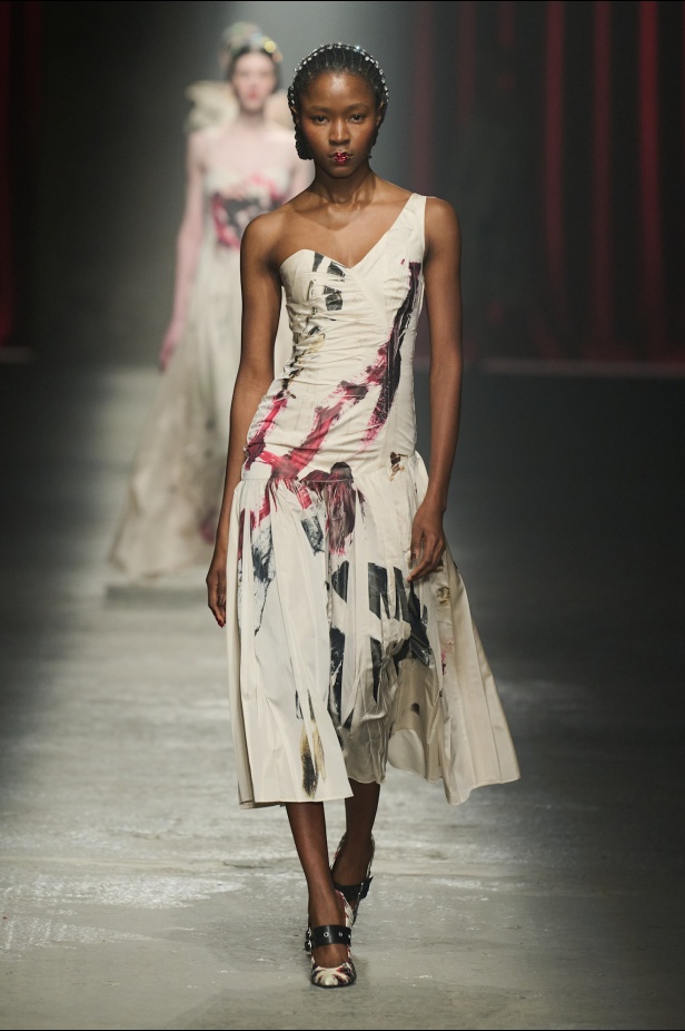 مجموعة Antonio Marras لخريف وشتاء 2025: عمل مسرحي تاريخي يعود إلى الحياة من خلال التصاميم (فيديو)