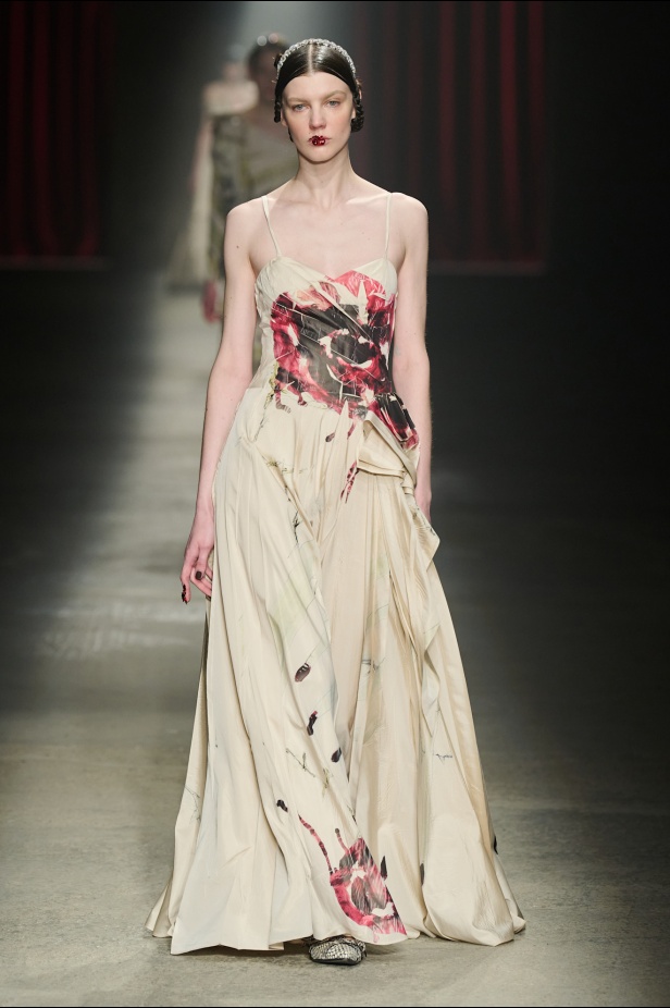 مجموعة Antonio Marras لخريف وشتاء 2025: عمل مسرحي تاريخي يعود إلى الحياة من خلال التصاميم (فيديو)