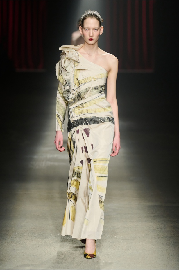 مجموعة Antonio Marras لخريف وشتاء 2025: عمل مسرحي تاريخي يعود إلى الحياة من خلال التصاميم (فيديو)