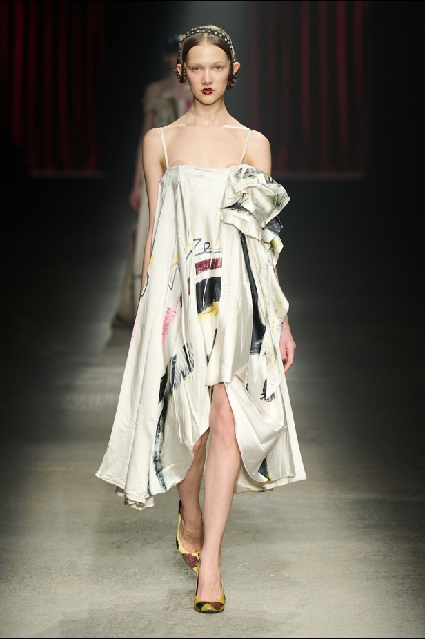 مجموعة Antonio Marras لخريف وشتاء 2025: عمل مسرحي تاريخي يعود إلى الحياة من خلال التصاميم (فيديو)