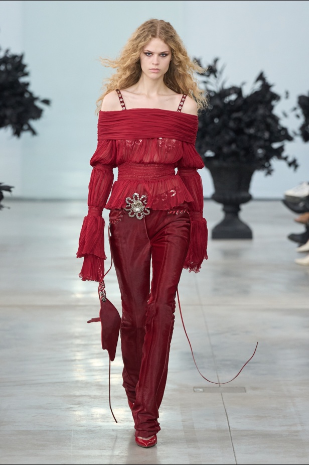 في أول مجموعة تحمل توقيعه لـ Blumarine ديفيد كوما يكرّم الأنوثة في السينما الإيطالية