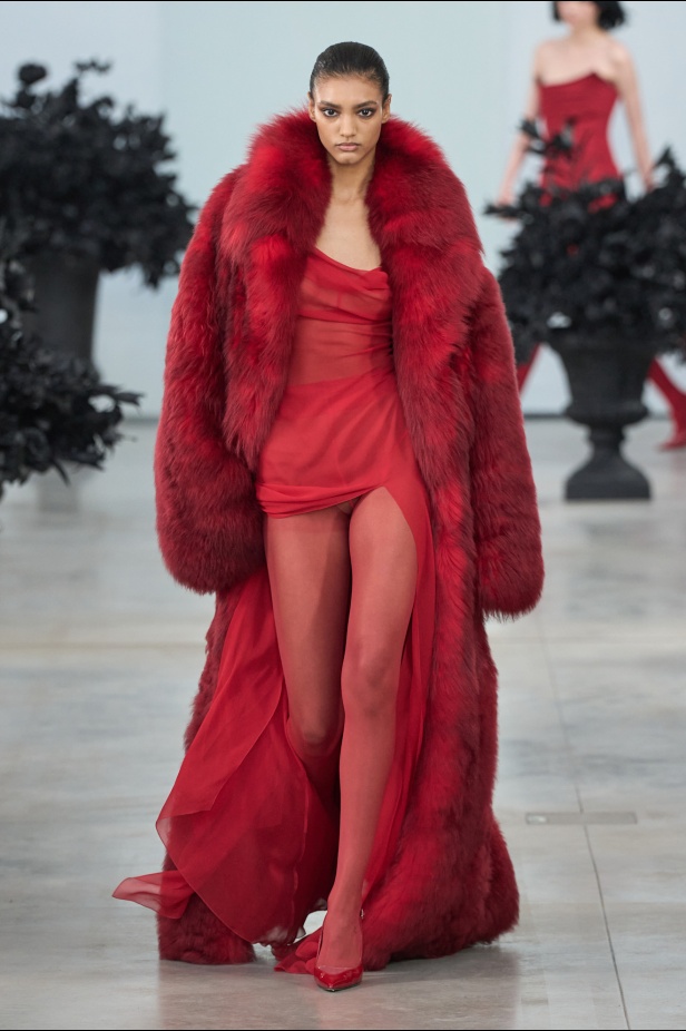 في أول مجموعة تحمل توقيعه لـ Blumarine ديفيد كوما يكرّم الأنوثة في السينما الإيطالية