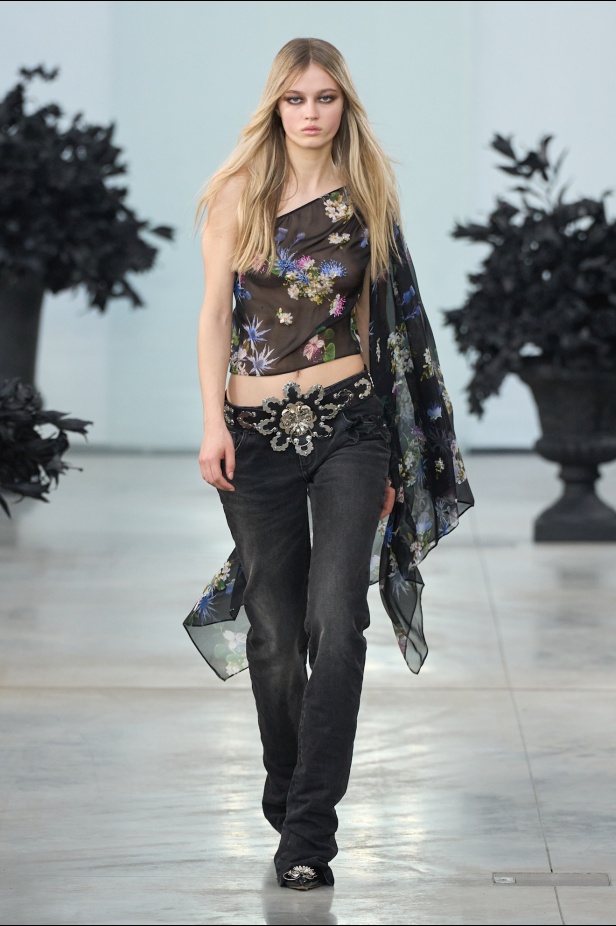 في أول مجموعة تحمل توقيعه لـ Blumarine ديفيد كوما يكرّم الأنوثة في السينما الإيطالية