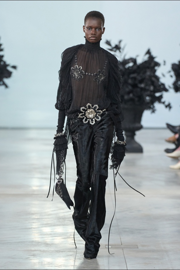 في أول مجموعة تحمل توقيعه لـ Blumarine ديفيد كوما يكرّم الأنوثة في السينما الإيطالية