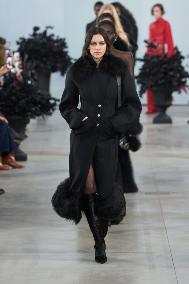 في أول مجموعة تحمل توقيعه لـ Blumarine ديفيد كوما يكرّم الأنوثة في السينما الإيطالية