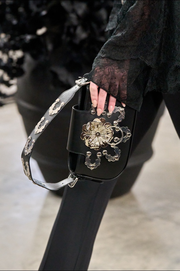 في أول مجموعة تحمل توقيعه لـ Blumarine ديفيد كوما يكرّم الأنوثة في السينما الإيطالية