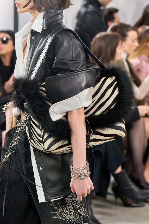 في أول مجموعة تحمل توقيعه لـ Blumarine ديفيد كوما يكرّم الأنوثة في السينما الإيطالية