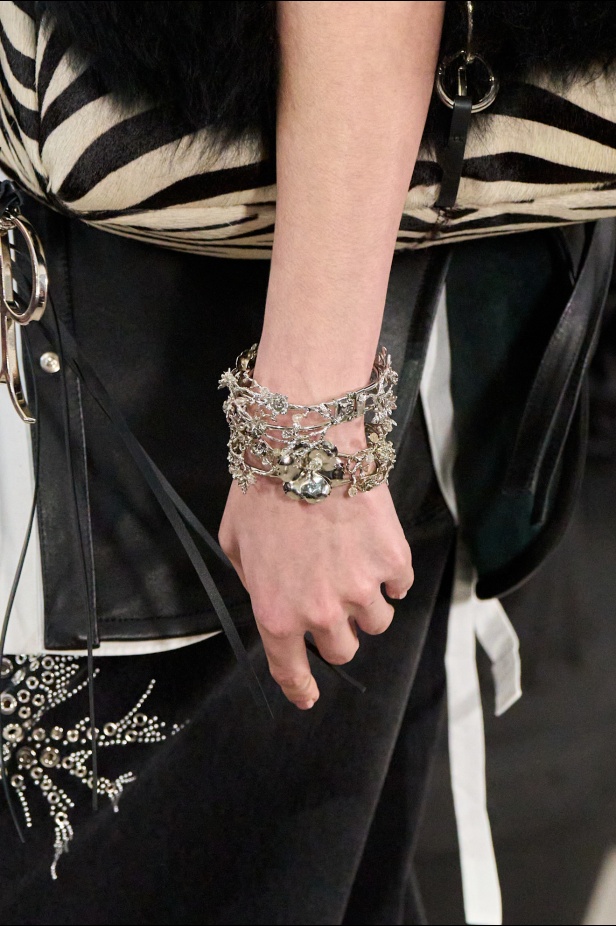 في أول مجموعة تحمل توقيعه لـ Blumarine ديفيد كوما يكرّم الأنوثة في السينما الإيطالية