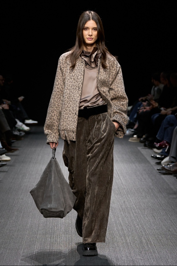 مجموعة الفخامة والرقي.. Emporio Armani تطلق مجموعتها لخريف وشتاء 2025 في ميلان