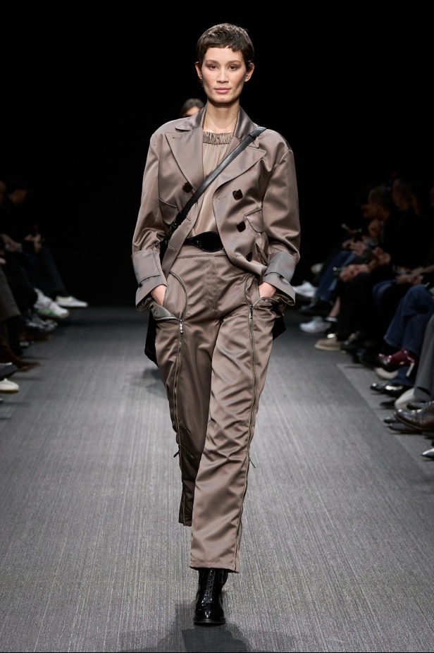 مجموعة الفخامة والرقي.. Emporio Armani تطلق مجموعتها لخريف وشتاء 2025 في ميلان