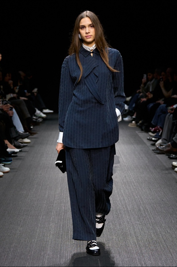 مجموعة الفخامة والرقي.. Emporio Armani تطلق مجموعتها لخريف وشتاء 2025 في ميلان