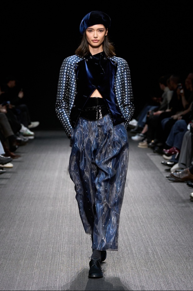 مجموعة الفخامة والرقي.. Emporio Armani تطلق مجموعتها لخريف وشتاء 2025 في ميلان