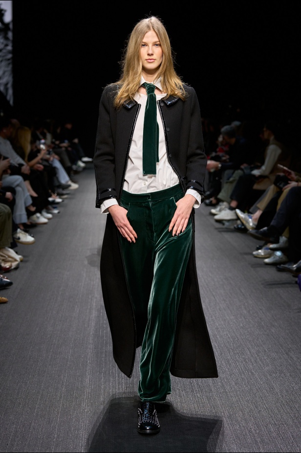 مجموعة الفخامة والرقي.. Emporio Armani تطلق مجموعتها لخريف وشتاء 2025 في ميلان