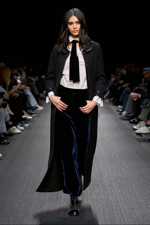 مجموعة الفخامة والرقي.. Emporio Armani تطلق مجموعتها لخريف وشتاء 2025 في ميلان