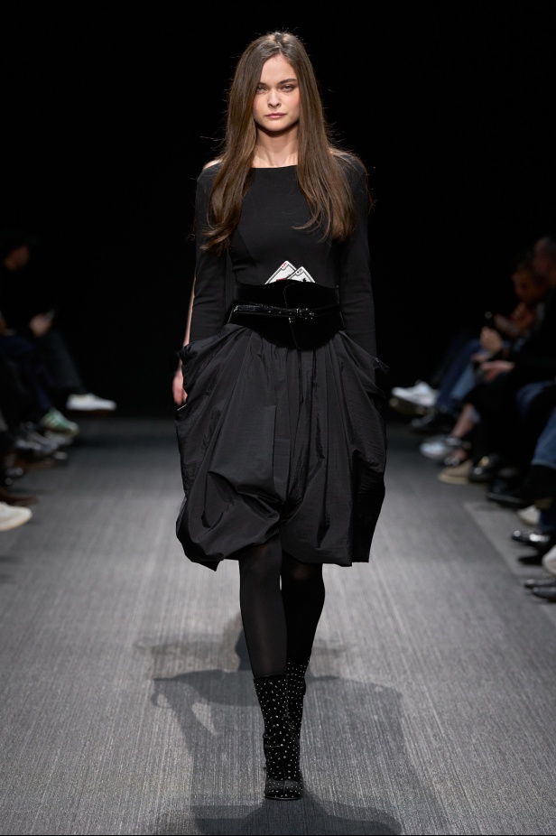 مجموعة الفخامة والرقي.. Emporio Armani تطلق مجموعتها لخريف وشتاء 2025 في ميلان