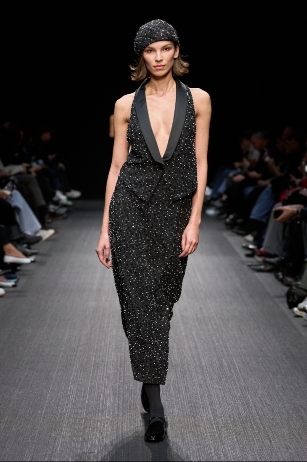 مجموعة الفخامة والرقي.. Emporio Armani تطلق مجموعتها لخريف وشتاء 2025 في ميلان