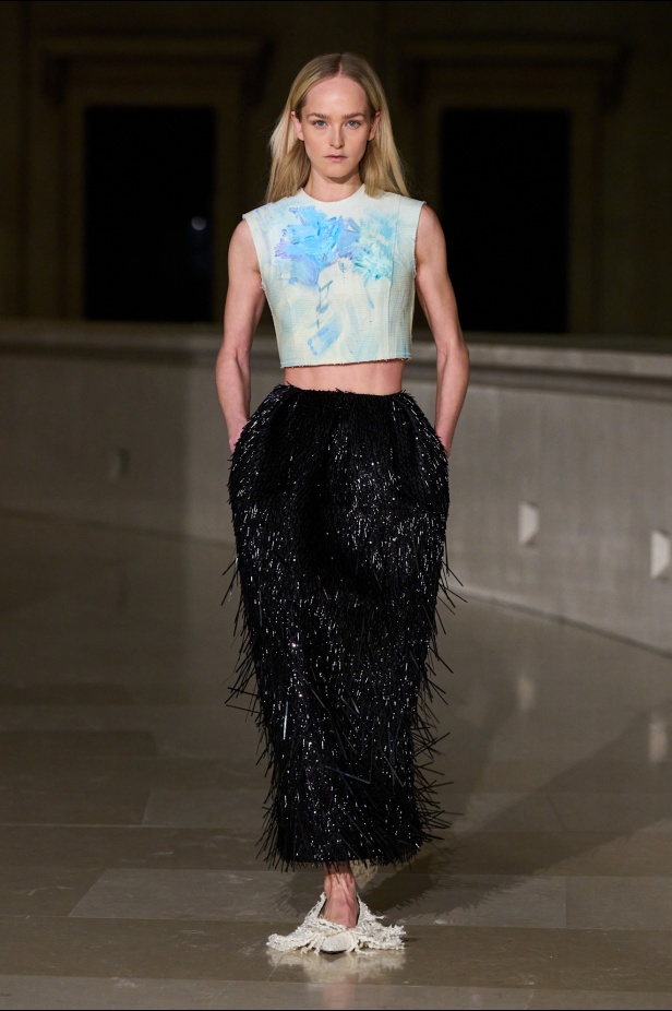 Erdem لخريف وشتاء 2025: لوحات حالمة تنبض بالحركة.. تحكي قصصًا من الذكريات والضوء (فيديو)