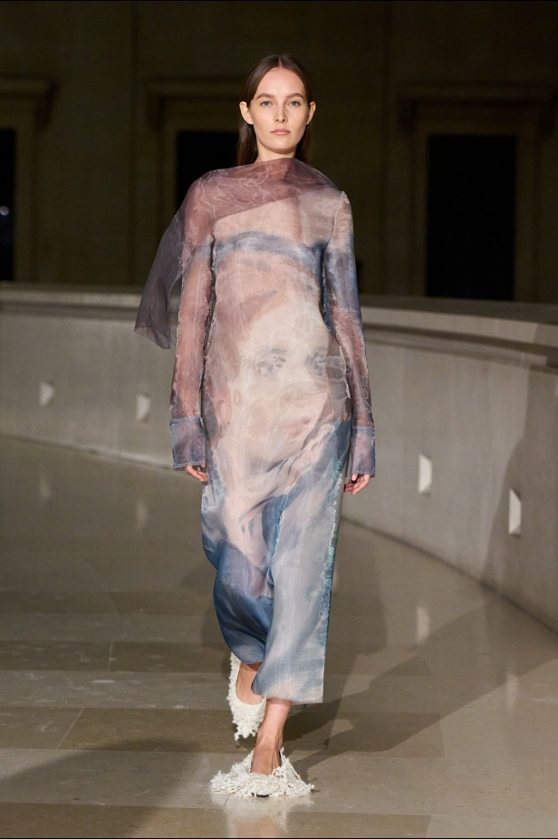 Erdem لخريف وشتاء 2025: لوحات حالمة تنبض بالحركة.. تحكي قصصًا من الذكريات والضوء (فيديو)